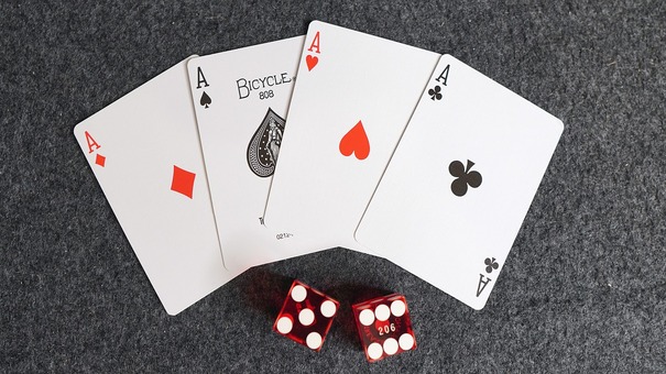 Trong ván bài Poker mỗi người chơi được chia các lá bài riêng đồng thời lật ra các lá bài chung. Tiếp tục diễn ra từng vòng cược, người chơi đặt cược như thế nào còn tùy vào lá bài hiện họ đang có cũng như chiến thuật mà họ muốn đánh. Khi kết thúc vòng cược cuối cùng người chơi nào còn trụ lại sẽ ngửa bài nhằm xác định người giành chiến thắng. Hãy đến PQ88 sòng bài trực tuyến để biết thêm thông tin nhé