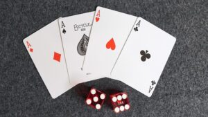 Trong ván bài Poker mỗi người chơi được chia các lá bài riêng đồng thời lật ra các lá bài chung. Tiếp tục diễn ra từng vòng cược, người chơi đặt cược như thế nào còn tùy vào lá bài hiện họ đang có cũng như chiến thuật mà họ muốn đánh. Khi kết thúc vòng cược cuối cùng người chơi nào còn trụ lại sẽ ngửa bài nhằm xác định người giành chiến thắng. Hãy đến PQ88 sòng bài trực tuyến để biết thêm thông tin nhé
