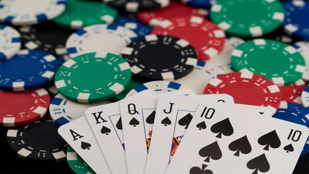 Bài 52 lá hay còn gọi là bộ bài tây, bộ bài poker. Một bộ bài tây sẽ gồm có 52 lá bài và 4 nước bài từ lớn đến nhỏ như sau: Cơ > Rô > Chuồng > Bích. Trong đó, mỗi nước bài sẽ có 13 cây bài theo thứ tự: 2 – 3 – 4 – 5 – 6 – 7 – 8 – 9 – 10 – J – Q – K – A. Tùy vào cách chơi bài khác nhau mà thứ tự các quân bài lớn nhỏ sẽ có sự khác nhau. Hãy đến PQ88 game bài 3D trực tuyến để biết thêm thông tin nhé