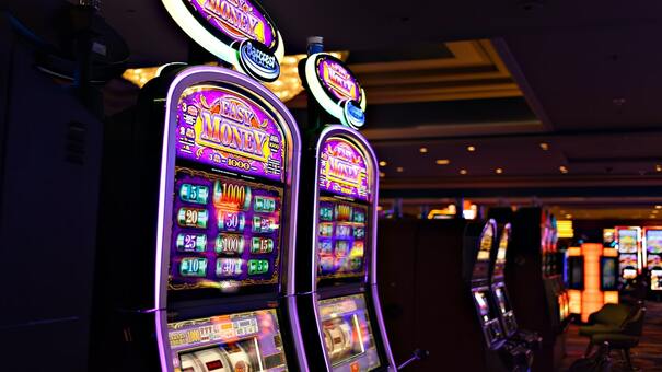 Máy đánh bạc (hay còn có tên gọi khac là Slot Machine, máy hoa quả – Fruit Machine) là 1 loại máy được ngoại hình phục vụ trò chơi đánh bạc (casino Game) ở các sòng bạc. Bố cục tiêu chuẩn của nó là 1 màn hình có ba cuộn trở lên và ba cuộn này sẽ xoay khi được kéo cần hoặc click nút. Hãy đến PQ88 trò chơi trực tuyến để biết thêm thông tin nhé