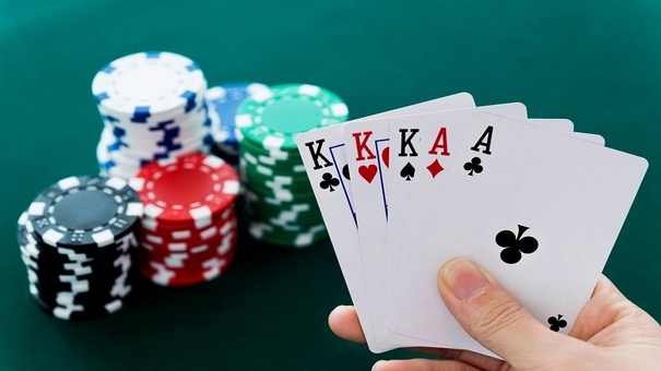 Poker 3 lá có một tên gọi Hán Việt khác là Xì Tố 3 lá. Game này này chính là sự cải thiện của trò chơi Poker truyền thống với 5 quân bài. Ban đầu Poker có nguồn gốc từ Châu Âu và được dân chơi tại đây cực kỳ yêu thích. Tựa game này chính là con ruột của tay chơi Derek Webb. Ông là người đã sáng lập và truyền bá trò chơi này ra thị trường từ những năm 1900. Hãy đến PQ88 game bài 3D trực tuyến để biết thêm thông tin nhé