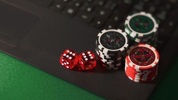 Double Barrel Poker là gì? Đây được hiểu như việc lựa chọn đặt cược thêm một lần nữa, hay một số người gọi là tố liên tiếp (Continuation Bet – cbet) ở turn. Có nhiều tình huống khó xử cho người chơi trong ván bài flop do cược liên tục nhưng không hiệu quả. Nếu bạn không có cụ thể cách thức chơi hiệu quả và bạn chọn cbet với mong muốn đạt được những điều tốt nhất. Hãy đến PQ88 sòng bài trực tuyến để biết thêm thông tin nhé