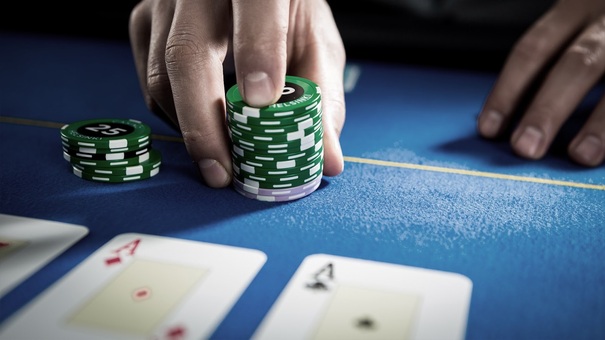 Trước khi đi vào những Biến thể game bài Baccarat, bài viết sẽ giới thiệu sơ lược qua tựa game này. Người chơi Baccarat thường thấy trò chơi khá giống với trò chơi bài cào 3 cây ở Việt Nam. Là một tựa game được chơi với bộ bài 52 lá rất quen thuộc. Để tham gia chơi Baccarat, cược thủ chỉ phải đặt cược vào cửa cá cược của trò chơi này, sau đó phần còn lại sẽ do nhà cái quyết định để phân định thắng hay thua cho người chơi. Hãy đến PQ88 sòng bài trực tuyến để biết thêm thông tin nhé