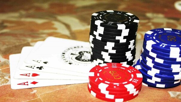 Khác với bài cào Việt Nam, Baccarat là một game bài người chơi sẽ đối đầu với cửa nhà cái. Sẽ có 3 cửa dành cho người chơi đặt cược là thắng, thua và hòa. Do đó cách chơi sẽ khó hơn rất nhiều, anh em cần phải học hỏi các kỹ thuật chơi game bài Baccara trò chơi này khá giống với bài cào tại Việt Nam, tuy nhiên về cách chơi sẽ có chút khác biệt. Hãy đến PQ88 game bài 3D trực tuyến để biết thêm thông tin nhé