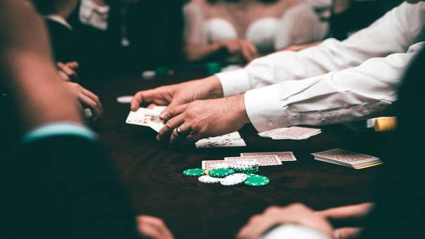 Poker còn có tên gọi là Xì Tố, trò chơi này sử dụng bộ bài Tây 52 lá, người chơi sẽ được chia một số lá bài và cần giữ bảo mật trong suốt ván bài. Đối với người chơi Poker chuyên nghiệp, trước khi ra quyết định cần trải qua 2 bước cơ bản như sau: Chọn hand bài bạn định chơi ( cần tính toán tỷ lệ xác suất gặp outs hoặc bài có tỷ lệ thắng lớn)Quan sát đối thủ và đưa ra chiến thuật chơi hợp lý nên cần biết về 4 chiến thuật chơi Poker , hãy đến PQ88 game bài 3D trực tuyến để biết thêm thông tin nhé .
