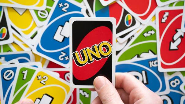 Uno được biết đến là một dạng board game của Mỹ có sử dụng bộ bài đặc biệt là chính. Nguyên tắc chung của trò chơi này là được lấy cảm hứng từ trò Crazy Eights. Uno ban đầu vốn được phát minh bởi Merle Robbins. Từ năm 1992, trò chơi này được hãng Mattel chính thức sản xuất. Từ khi ra đời cho đến nay, Uno đã ngày một trở nên phổ biến. Hãy đến PQ88 game bài 3D trực tuyến để biết thêm thông tin nhé .